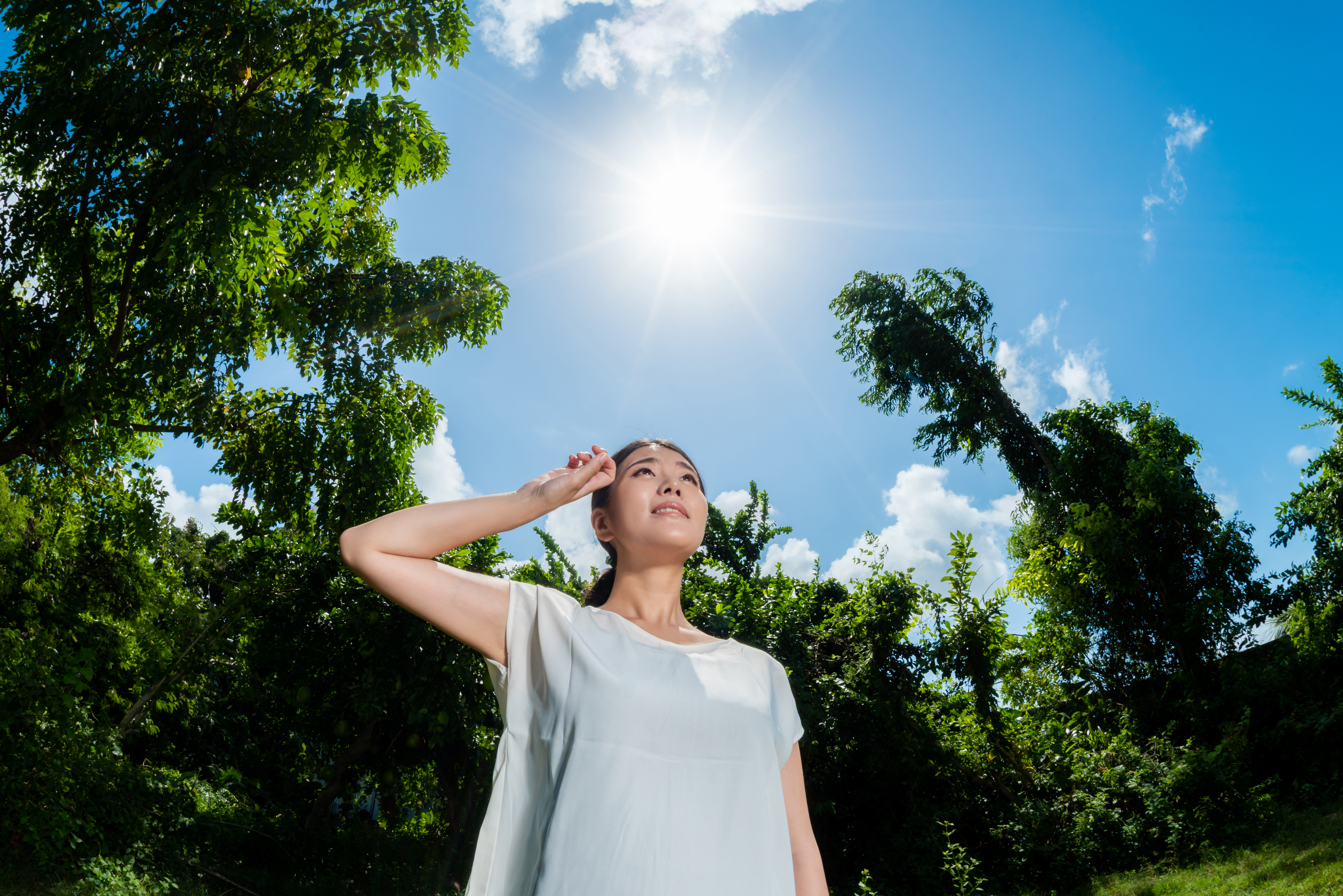 夏の日差しと女性｜夏のむくみ・夏バテ対策 マシンピラティス SOLA